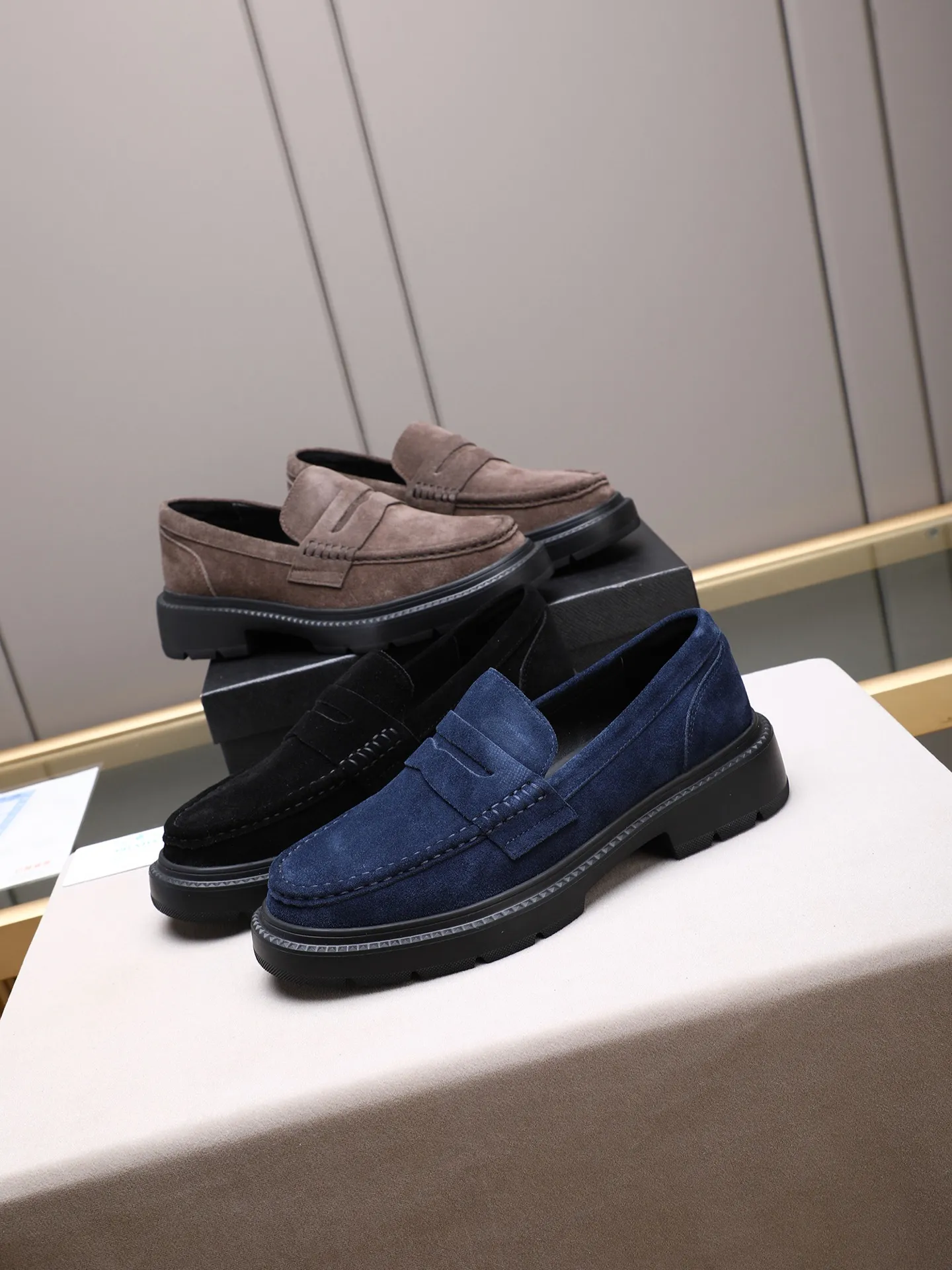 Men's shoes💰480 [Available on Tmall and Taobao major platforms] Prada men's best-selling premium casual leather shoes, imported first-layer matte cowhide loafers combine exquisite elements with modern charm, are strong in toughness, resistant to folding, not easily deformed, and durable in wear! Water-dyed sheep's ➕cow pad! Foam ultra-light and wear-resistant outsole, code number 38-44 (45 is custom-made, non-returnable and non-exchangeable)